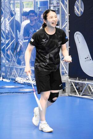 　来場者とバドミントンで交流した松友美佐紀