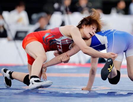 　女子５３キロ級３位決定戦で弓矢紗希（右）に勝利した志土地真優