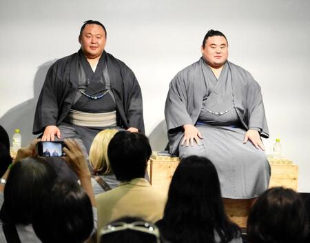 　トークショーに参加した玉鷲（左）、隆の勝