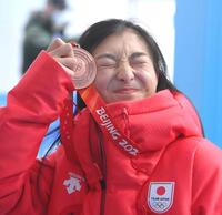 　銅メダルを手にする坂本花織＝北京市内（撮影・堀内翔）