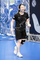 　来場者とバドミントンで交流した松友美佐紀