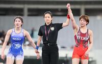 　女子５３キロ級３位決定戦で弓矢紗希（左）に勝った志土地真優