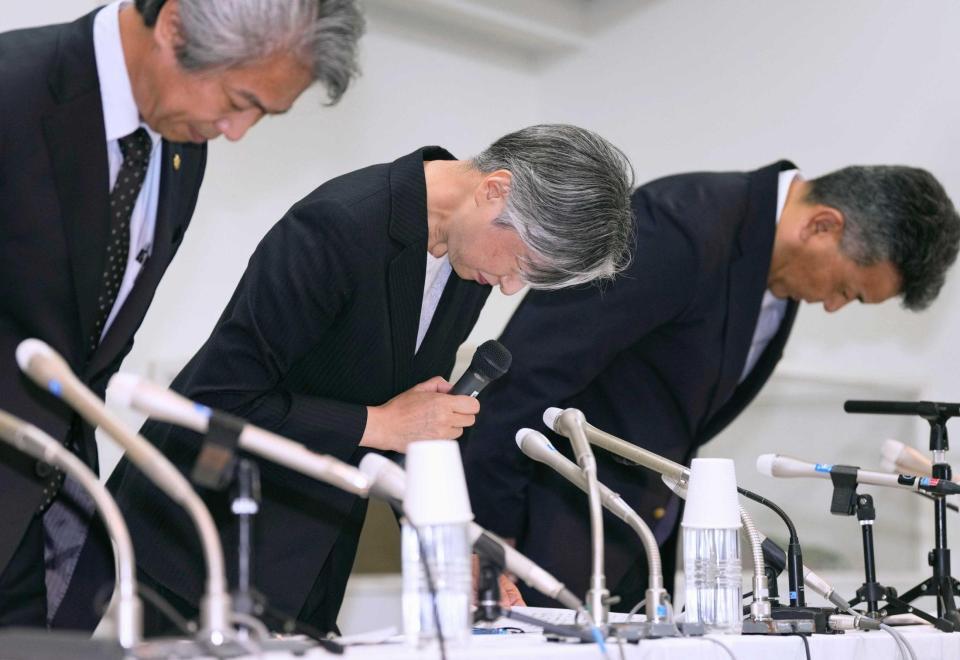 　謝罪する国士舘大の田原淳子学長（中央）ら