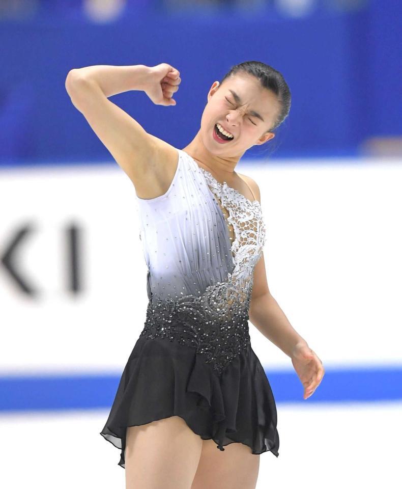 　演技が終わり、ガッツポーズする坂本花織＝東和薬品ラクタブドーム（撮影・北村雅宏）