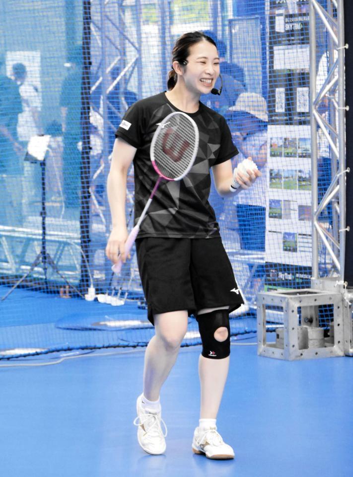 　来場者とバドミントンで交流した松友美佐紀