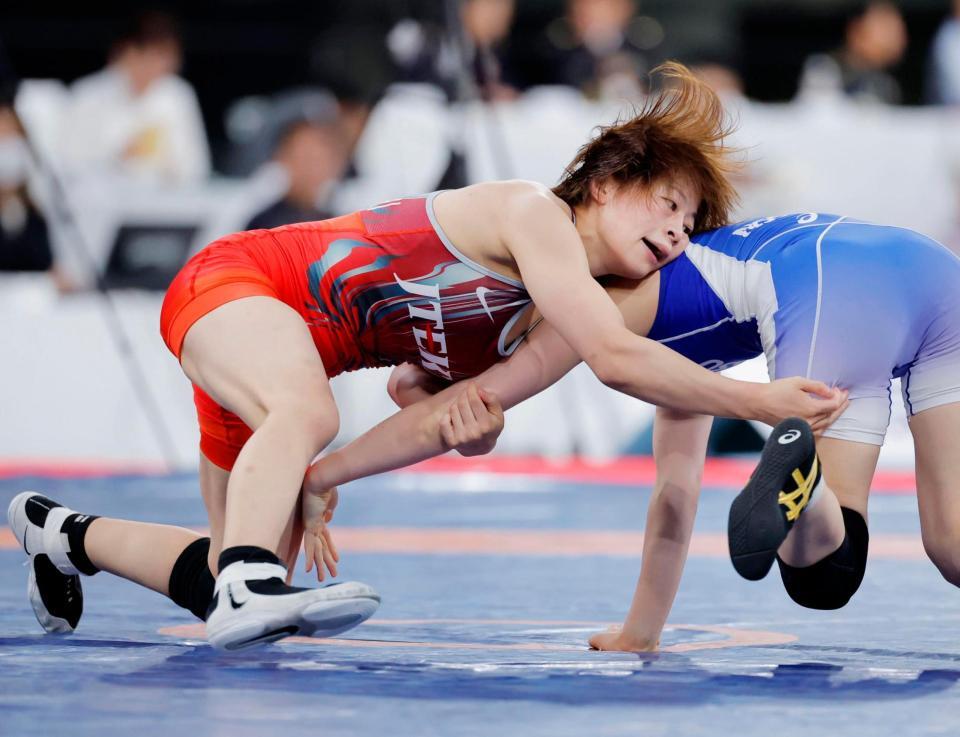 　女子５３キロ級３位決定戦で弓矢紗希（右）に勝利した志土地真優