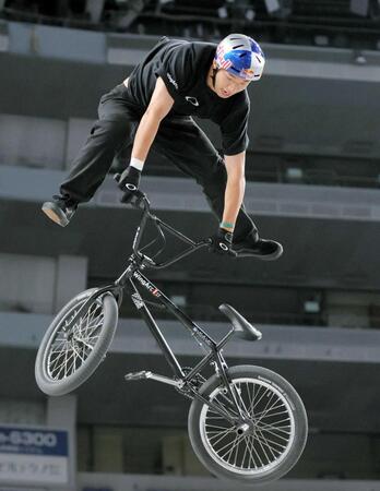 中村輪夢「長かった」 決めた日本勢初制覇 後方宙返りの複合技など派手な動きで独自性アピール ロス五輪へつなぐ一勝