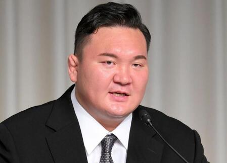 【写真】元横綱白鵬氏　モンゴルの民俗衣装姿で激変の穏やかな笑み　母との２ショットも