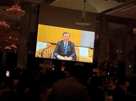 　ビデオレターで登場した石破首相（撮影・山本鋼平）