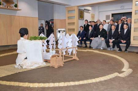 　音羽山部屋で行われた部屋開き。前列中央は音羽山親方＝２２日、東京都墨田区