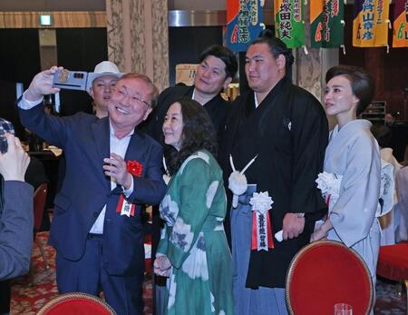 　高須克弥氏（左手前）と写真に納まる豊昇龍（右から２人目）＝代表撮影