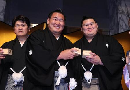 　大の里（右）と写真に納まる豊昇龍（中）＝代表撮影