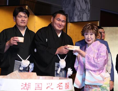 　小林幸子（右）と写真に納まる豊昇龍（中）＝代表撮影