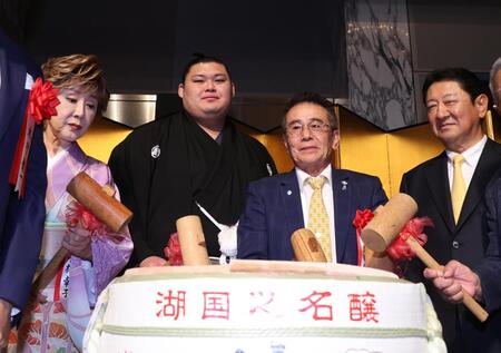 　鏡抜きに臨む大の里（左から２人目）＝代表撮影