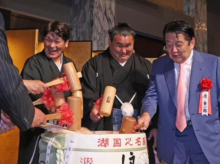 　鏡抜きをする豊昇龍（中）＝代表撮影