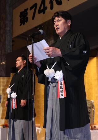 　謝辞を述べる立浪親方（右、左は豊昇龍）＝代表撮影