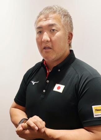 　柔道の世界選手権から帰国し、取材に応じる男子の鈴木桂治監督＝２２日、羽田空港