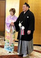 　横綱昇進披露宴で小林幸子と握手する豊昇龍（撮影・山本鋼平）