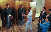 　来場者を出迎える立浪親方（左）と豊昇龍（同２人目）＝代表撮影