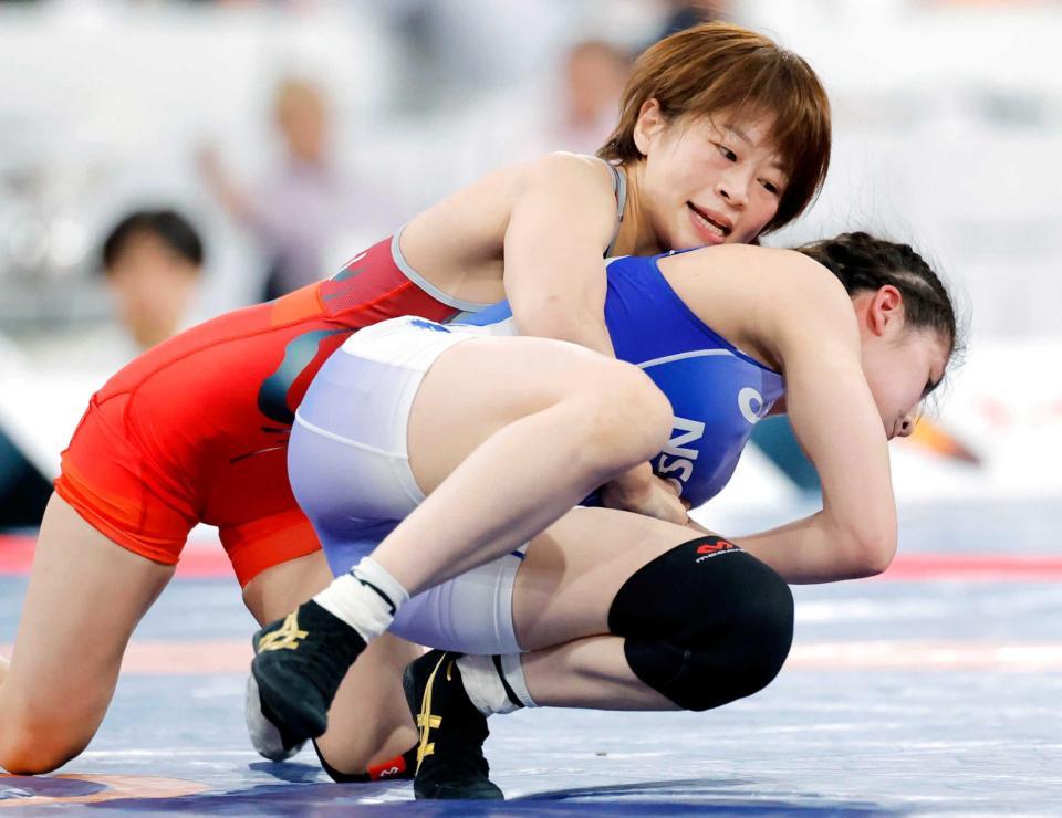 　３位決定戦で弓矢紗希（右）に勝利した志土地真優