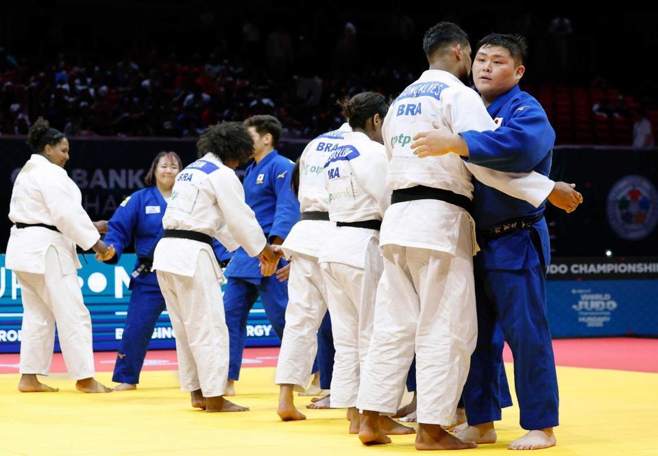 　ブラジルと健闘をたたえ合う日本の中野寛太（右端）ら（共同）