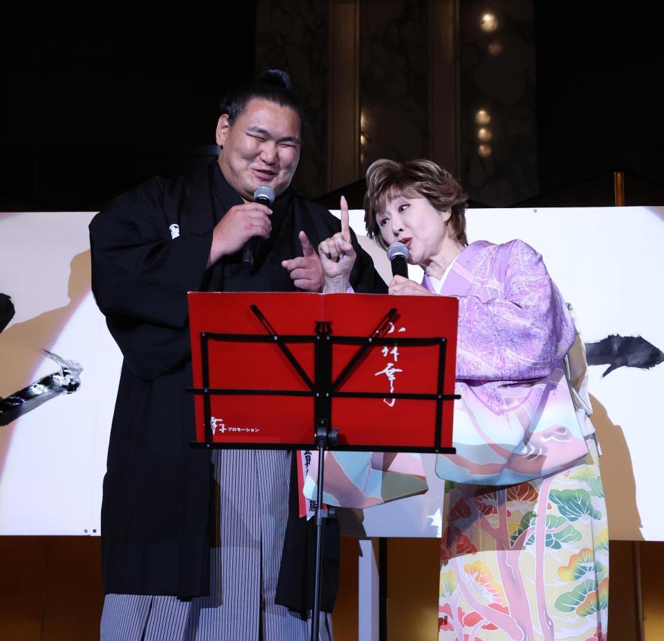 　歌を歌う豊昇龍と小林幸子（右）＝代表撮影