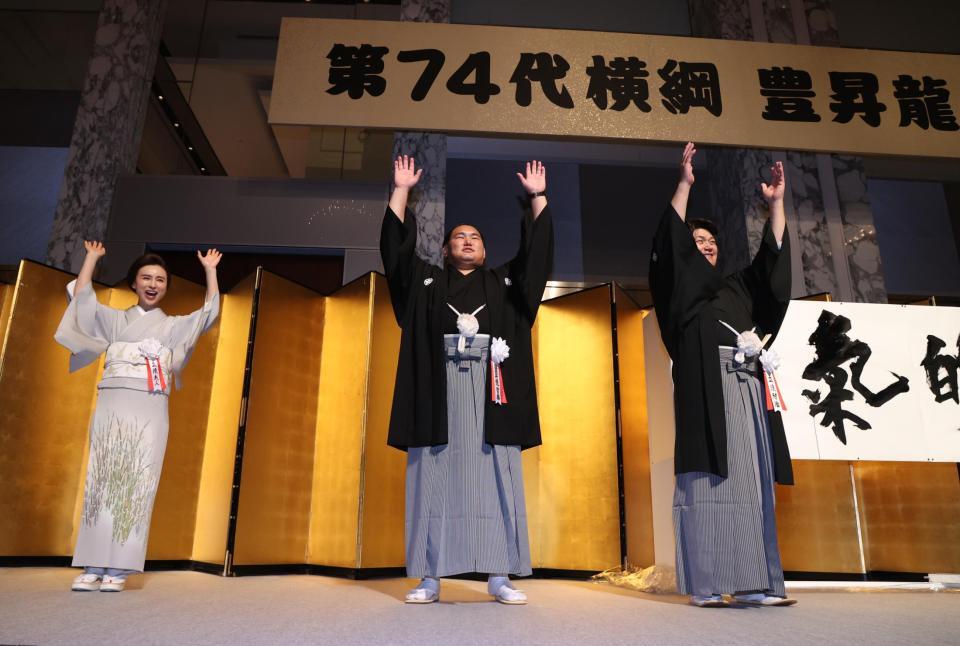 　万歳する豊昇龍（中）＝代表撮影
