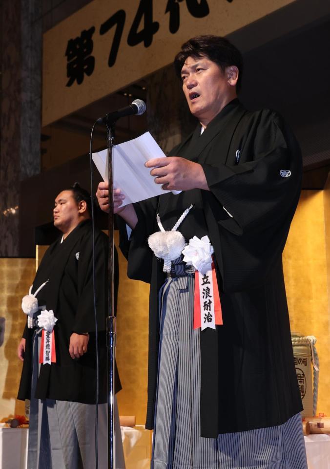 　謝辞を述べる立浪親方（右、左は豊昇龍）＝代表撮影