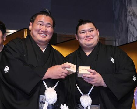 　大の里（右）と写真に納まる豊昇龍（代表撮影）