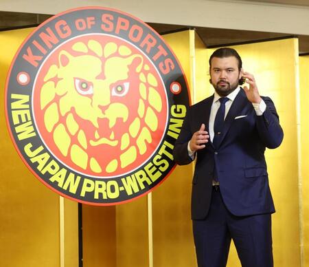　新日本プロレス入団を発表しポーズをきめるウルフ・アロン（撮影・金田祐二）