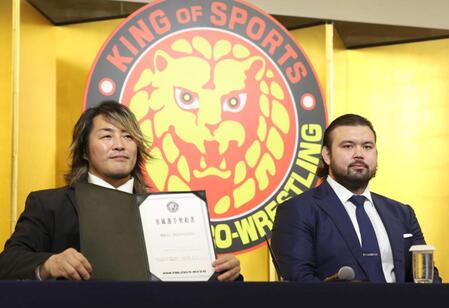 　契約書にサインしたウルフ・アロン（右）と棚橋弘至社長（撮影・金田祐二）