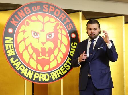 　新日本プロレス入団を発表しポーズをきめるウルフ・アロン（撮影・金田祐二）