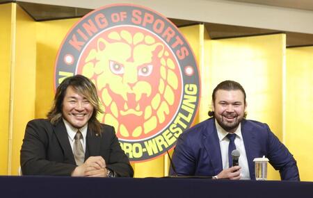 　笑顔で質問に答えるウルフ・アロンと棚橋弘至社長（撮影・金田祐二）