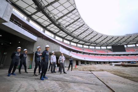 　建て替え工事が進むパロマ瑞穂スタジアムを視察するＪ１名古屋のＯＢ選手ら＝２３日、名古屋市
