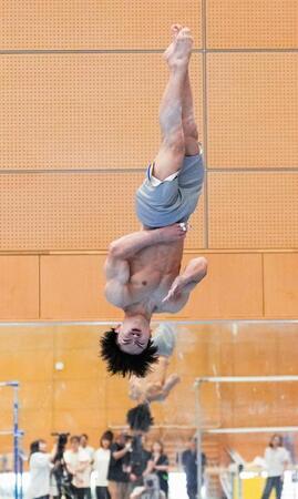 　強化合宿で練習する岡慎之助