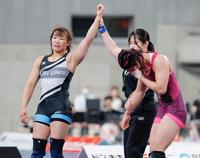 　女子６２キロ級プレーオフで尾崎野乃香（右）に勝利した元木咲良