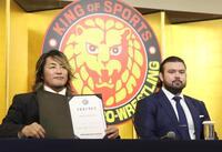 　契約書にサインしたウルフ・アロン（右）と棚橋弘至社長（撮影・金田祐二）