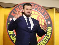 　新日本プロレス入団を発表しポーズをきめるウルフ・アロン（撮影・金田祐二）