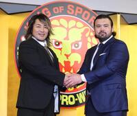 　棚橋弘至社長と握手するウルフ・アロン（撮影・金田祐二）