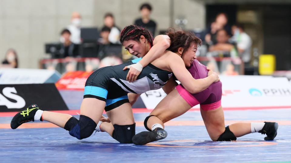 　世界選手権代表を決める女子６２キロ級プレーオフで尾崎野乃香（左）を攻める元木咲良