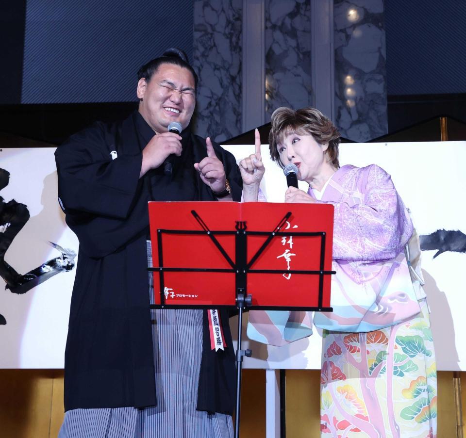 　小林幸子（右）と歌う豊昇龍（代表撮影）