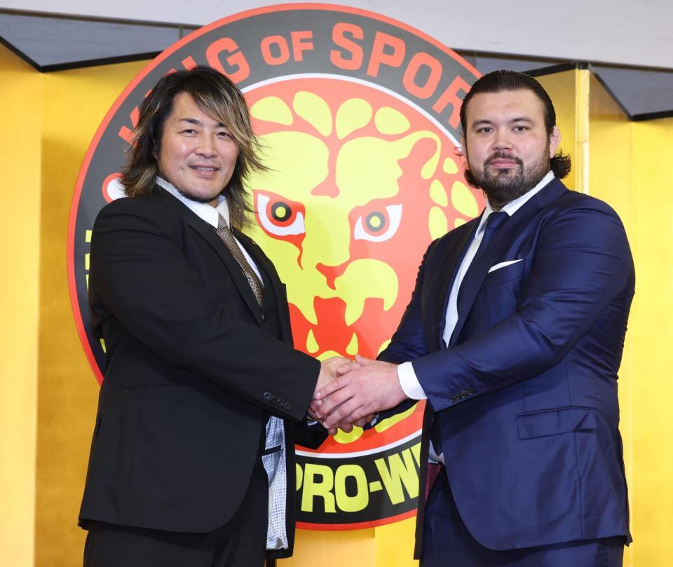 　棚橋弘至社長と握手するウルフ・アロン（撮影・金田祐二）