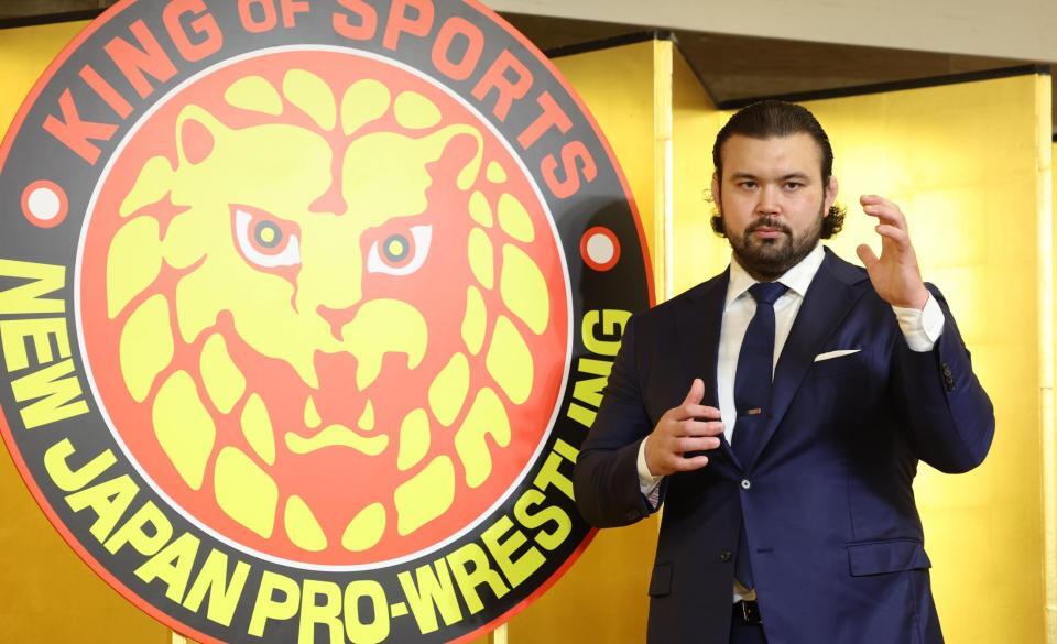 　新日本プロレス入団を発表しポーズをきめるウルフ・アロン（撮影・金田祐二）
