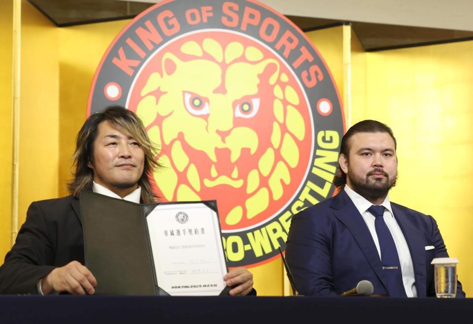 　契約書にサインしたウルフ・アロン（右）と棚橋弘至社長（撮影・金田祐二）