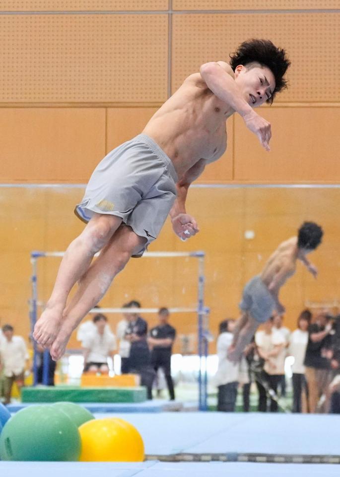 　強化合宿で練習する岡慎之助