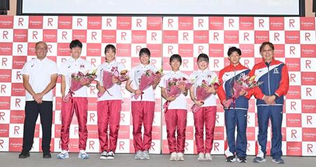　壇上で写真に納まる（左から）陸上部の杉村憲一監督、土屋温希、西田有里、滝野未来、土屋舞琴、柳井綾音、玉井陸斗、滋賀・立命館ダイビングクラブの馬淵崇英監督（撮影・西田忠信）