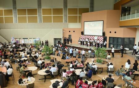 　世界大会へ出場する学生の壮行式が行われた立命館大学びわこ・くさつキャンパス（撮影・西田忠信）