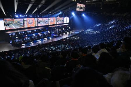 　札幌市の大和ハウスプレミストドームで開かれたｅスポーツの世界大会の決勝＝２月