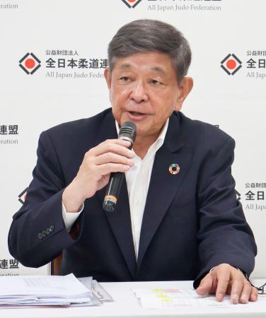 　全日本柔道連盟の会長に再任され、記者会見する中村真一氏＝２４日、東京・講道館