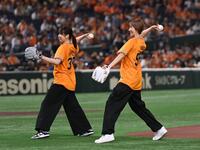 　始球式を務める元バレーボール女子日本代表の新鍋理沙さん（左）と石井優希さん＝１７日